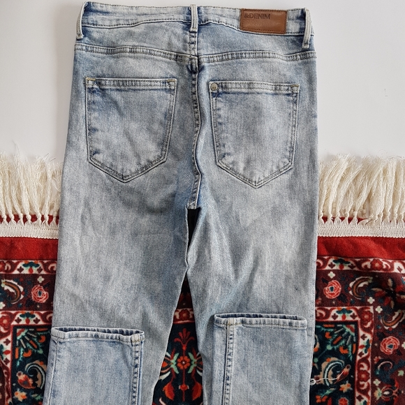 H&M - High Rise Acid Wash Skinny Jeans - Picture 4 of 5